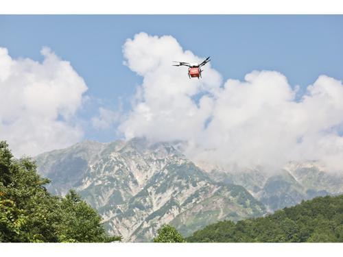 楽天は山岳エリアでのドローン配送に成功